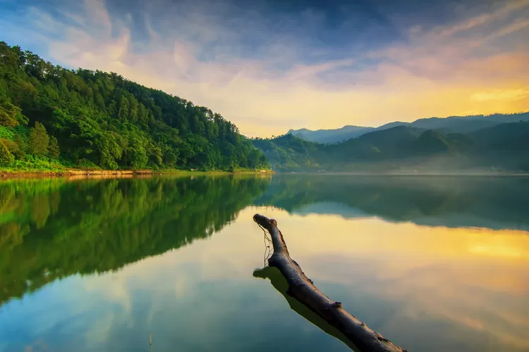 Pemandangan pagi hari yang sejuk di Telaga Ngebel